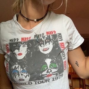 KISS tee